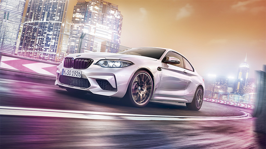 F87 BMW M2,行駛於街道上,車側視角 F87 BMW M2,行駛於街道上,車側視角