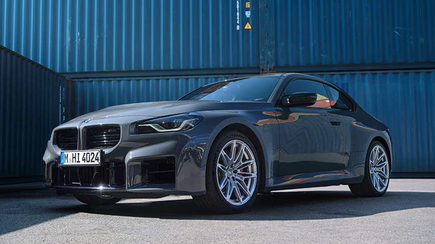 G87 BMW M2，行駛於街道上，車頭視角