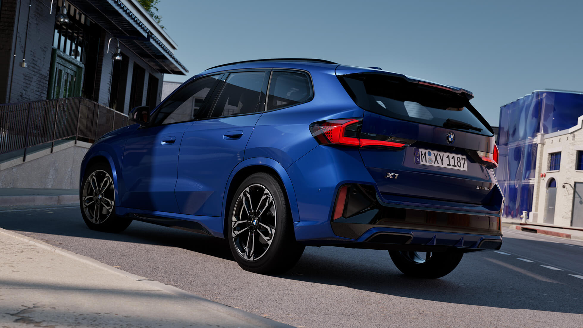 U11 BMW X1 行駛中四分之三車頭視角