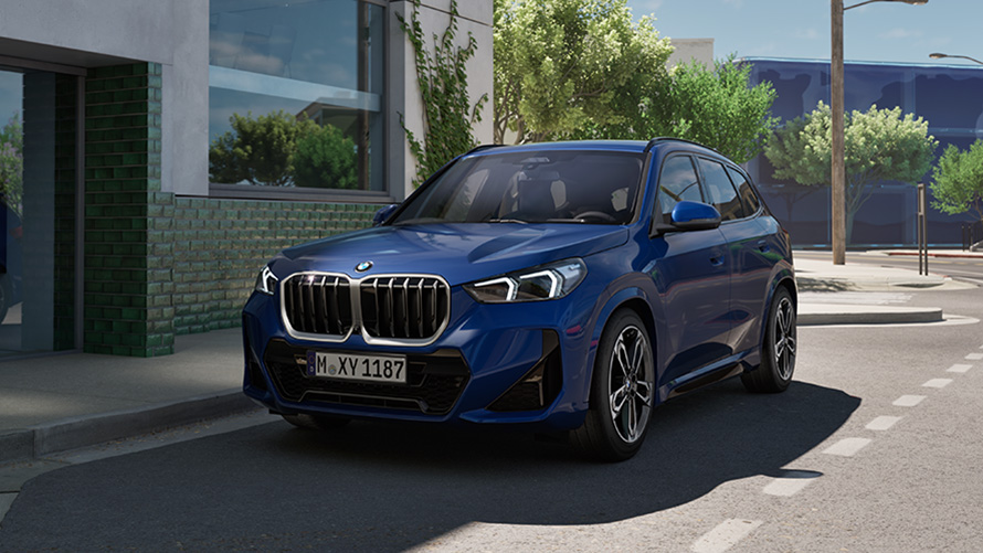 第三代U11 BMW X1，四分之三車側視角行駛於路上