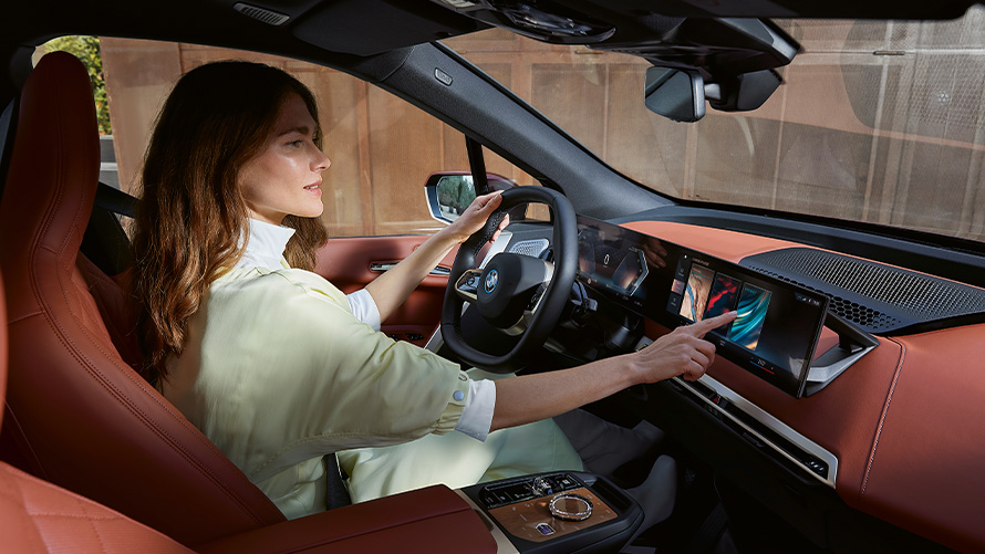 女人坐在BMW iX駕駛座