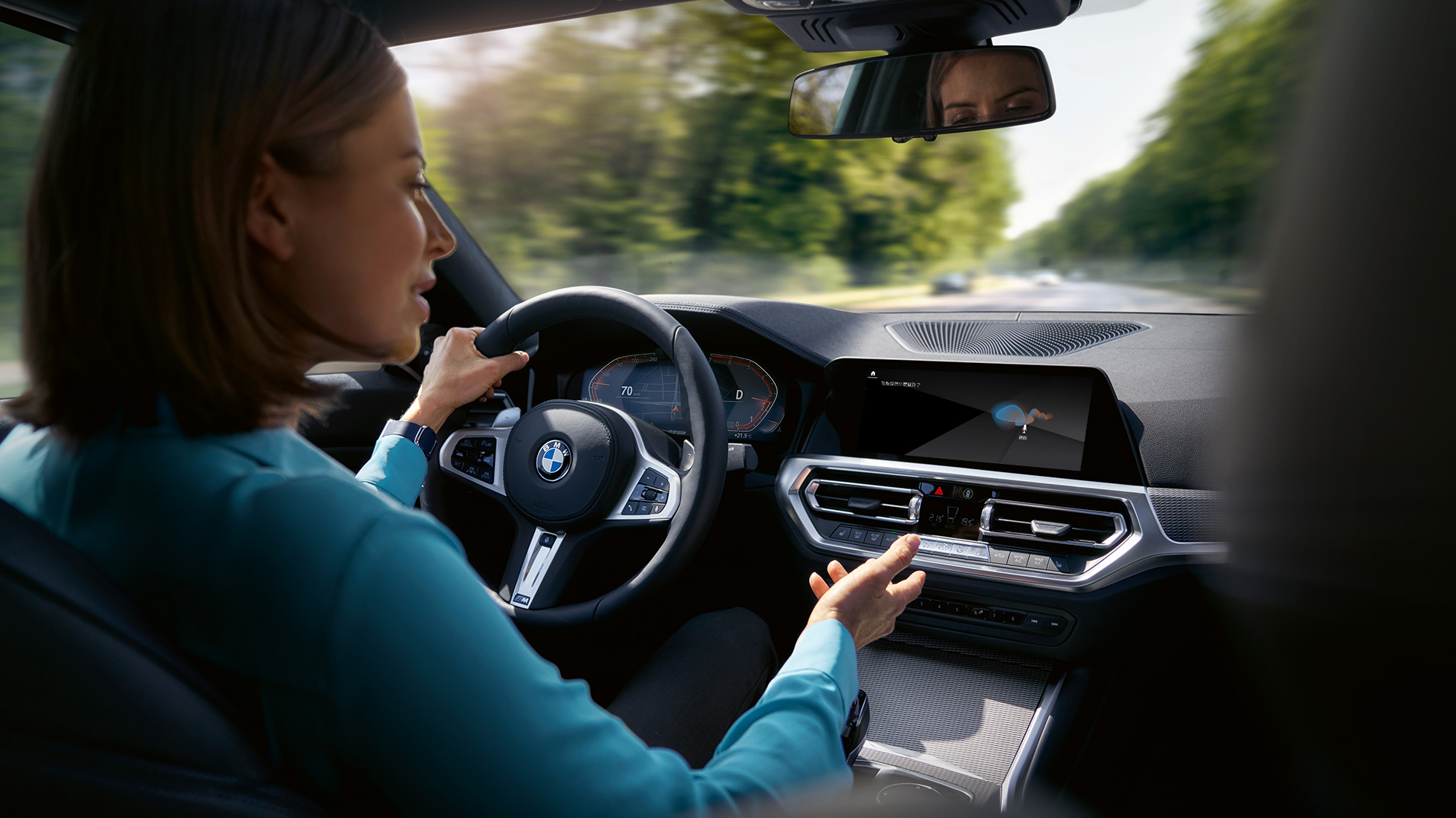 女性在BMW車內使用BMW智慧語音助理2.0 女性在BMW車內使用BMW智慧語音助理2.0