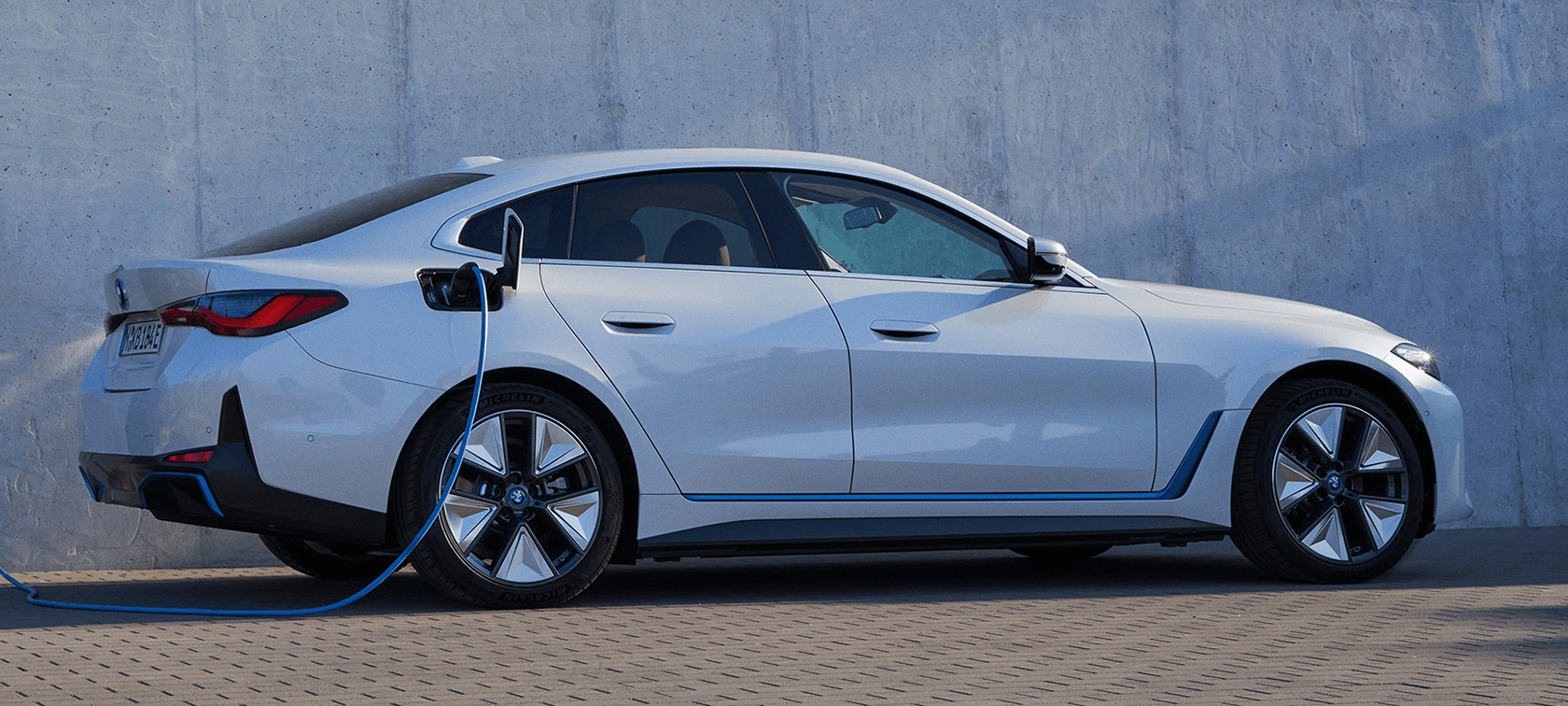 I20 BMW iX 四分之三車尾視角,充電中 I20 BMW iX 四分之三車尾視角,充電中