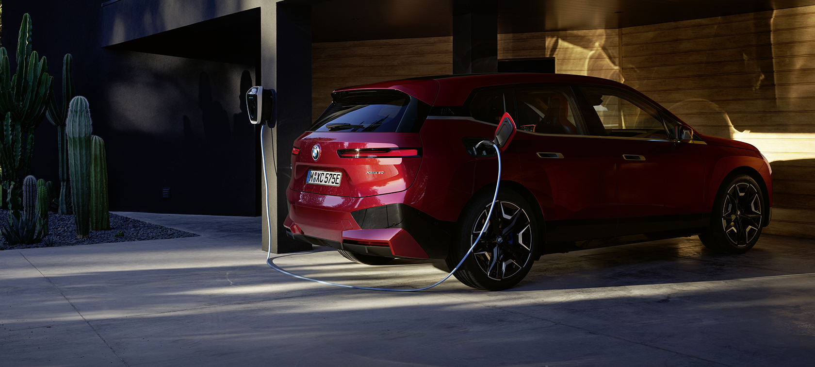 I20 BMW iX 四分之三車尾視角,充電中 I20 BMW iX 四分之三車尾視角,充電中