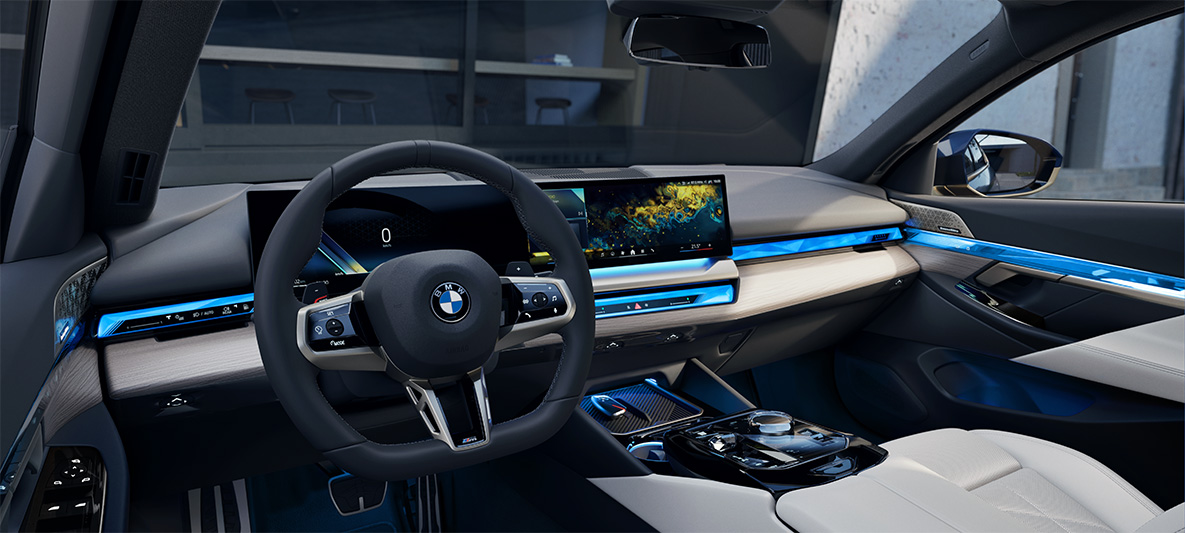 BMW 5系列，駕駛座艙正視角，OS8