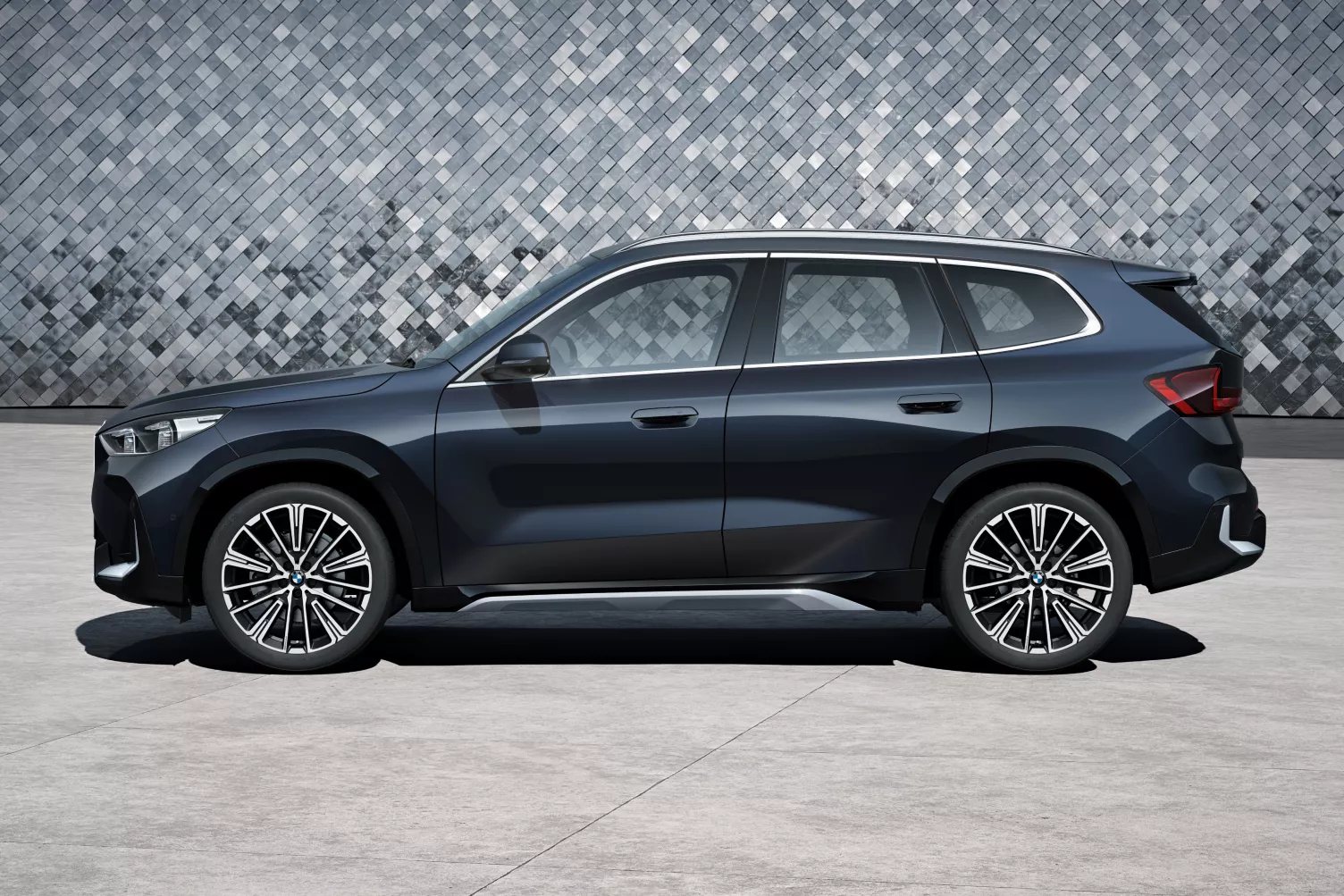 BMW X1，車側視角 