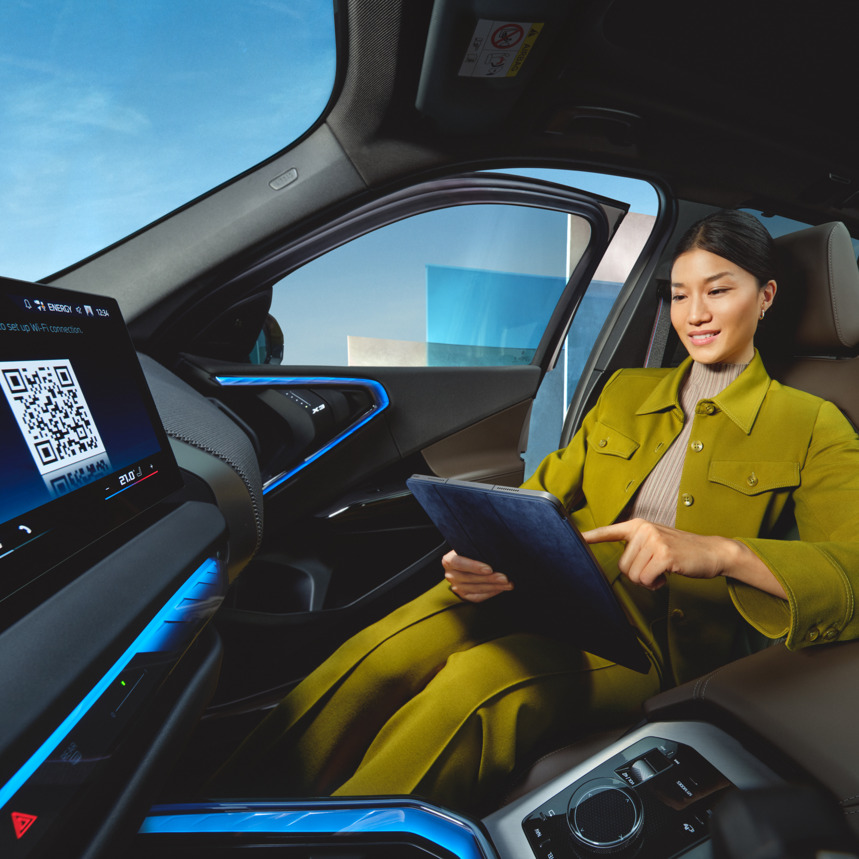 人在BMW內操作平板電腦