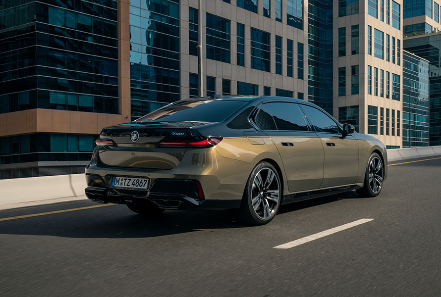 全新BMW 7系列豪華旗艦的一切皆顛覆想像，以優雅線條與奢華設計，完美演繹超然不凡的至尊型態