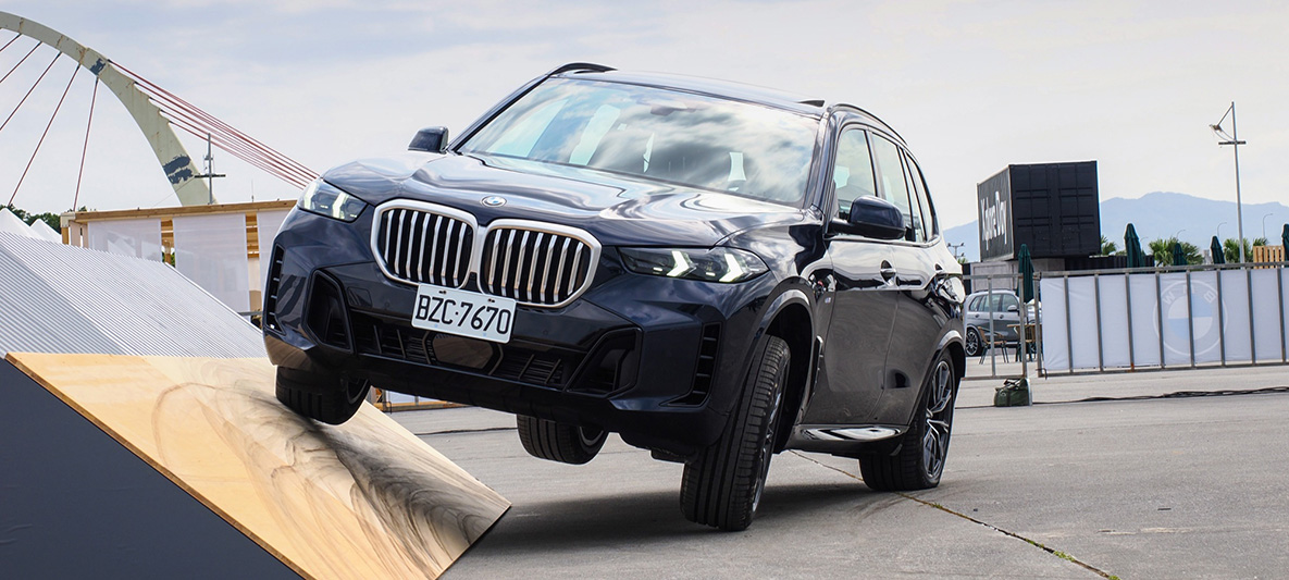 為讓車迷深入體驗BMW X車系的動態操控與創新科技,現場特別設置「X Road 極限駕馭」挑戰區,包含斜坡測試、顛簸路面測試、自動倒車輔助系統與智慧停車輔助體驗,帶來沉浸式的試乘體驗 為讓車迷深入體驗BMW X車系的動態操控與創新科技,現場特別設置「X Road 極限駕馭」挑戰區,包含斜坡測試、顛簸路面測試、自動倒車輔助系統與智慧停車輔助體驗,帶來沉浸式的試乘體驗