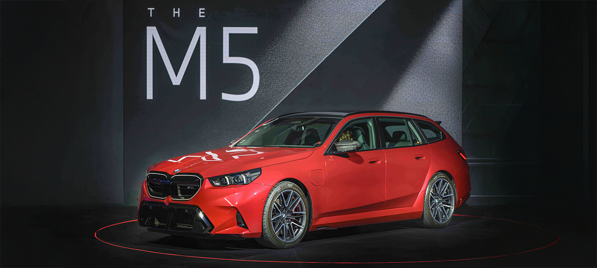 全新世代BMW M5寬闊的輪拱及醒目的側裙造型,格外突顯車身肌肉張力線條 全新世代BMW M5寬闊的輪拱及醒目的側裙造型,格外突顯車身肌肉張力線條