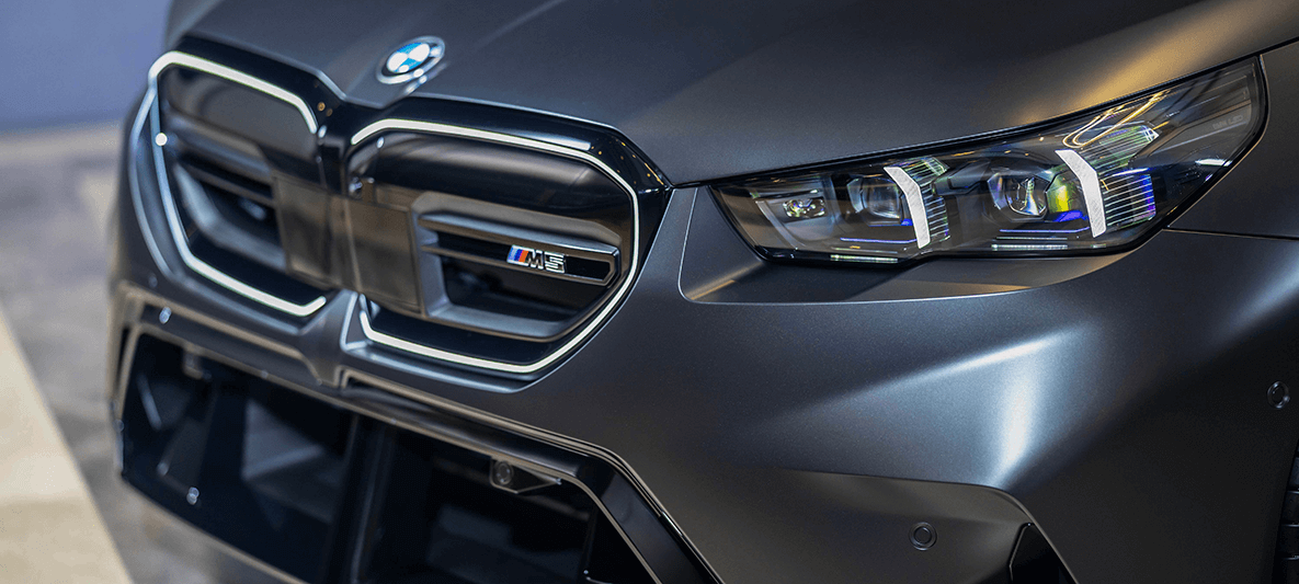 BMW飾光水箱護罩搭配燻黑造型頭燈,讓全新世代BMW M5不論白晝或夜行,都展現出非凡的魅力和耀眼奪目的迷人風格 BMW飾光水箱護罩搭配燻黑造型頭燈,讓全新世代BMW M5不論白晝或夜行,都展現出非凡的魅力和耀眼奪目的迷人風格