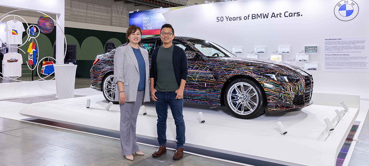 BMW總代理汎德特別邀請台灣知名當代藝術家翁明哲先生，運用其獨具特色的「刮刀美學」與「壓克力拋灑技法」，將顏料轉化為充滿動態張力與節奏感的視覺語彙
