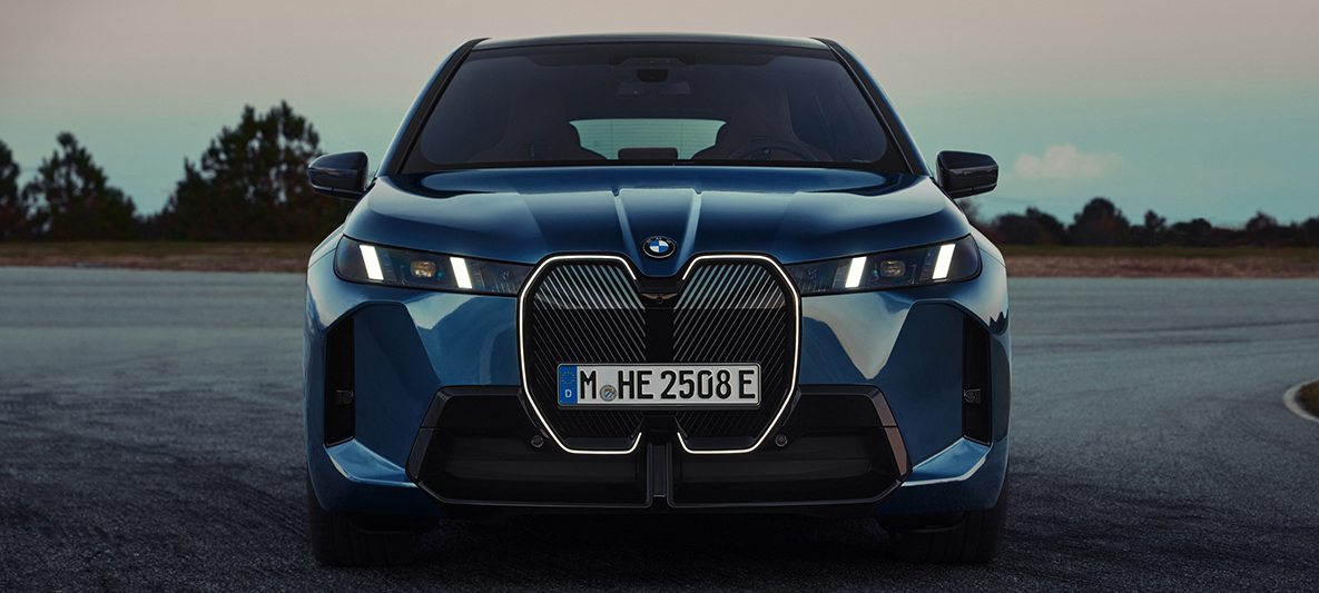 全新BMW iX車頭採用嶄新造型設計的BMW飾光水箱護罩 全新BMW iX車頭採用嶄新造型設計的BMW飾光水箱護罩