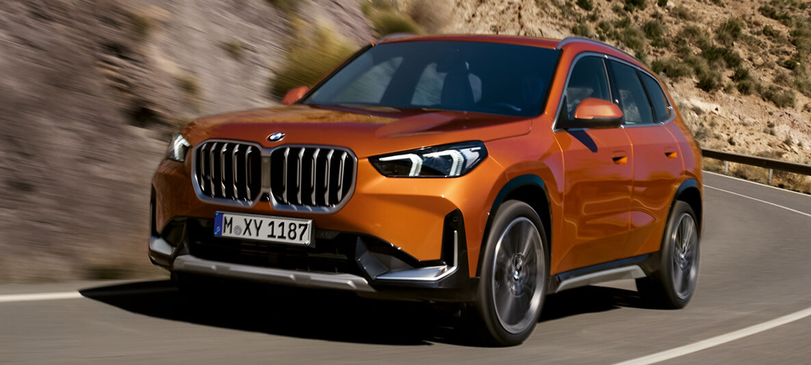 BMW X1以俐落運動化輪廓與大膽一體式雙腎型水箱護罩,結合寬敞車身比例與現代感十足的車頭造型,打造率性的運動風格 BMW X1以俐落運動化輪廓與大膽一體式雙腎型水箱護罩,結合寬敞車身比例與現代感十足的車頭造型,打造率性的運動風格