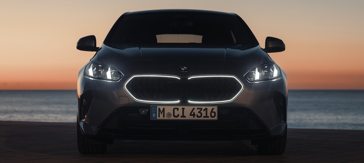 全新世代BMW 1系列採用如同Neue Klasse格柵設計的雙腎型水箱護罩造型與天使四眼造型頭燈,靈巧的車型尺寸結合流暢車身線條,展現動感外型 全新世代BMW 1系列採用如同Neue Klasse格柵設計的雙腎型水箱護罩造型與天使四眼造型頭燈,靈巧的車型尺寸結合流暢車身線條,展現動感外型