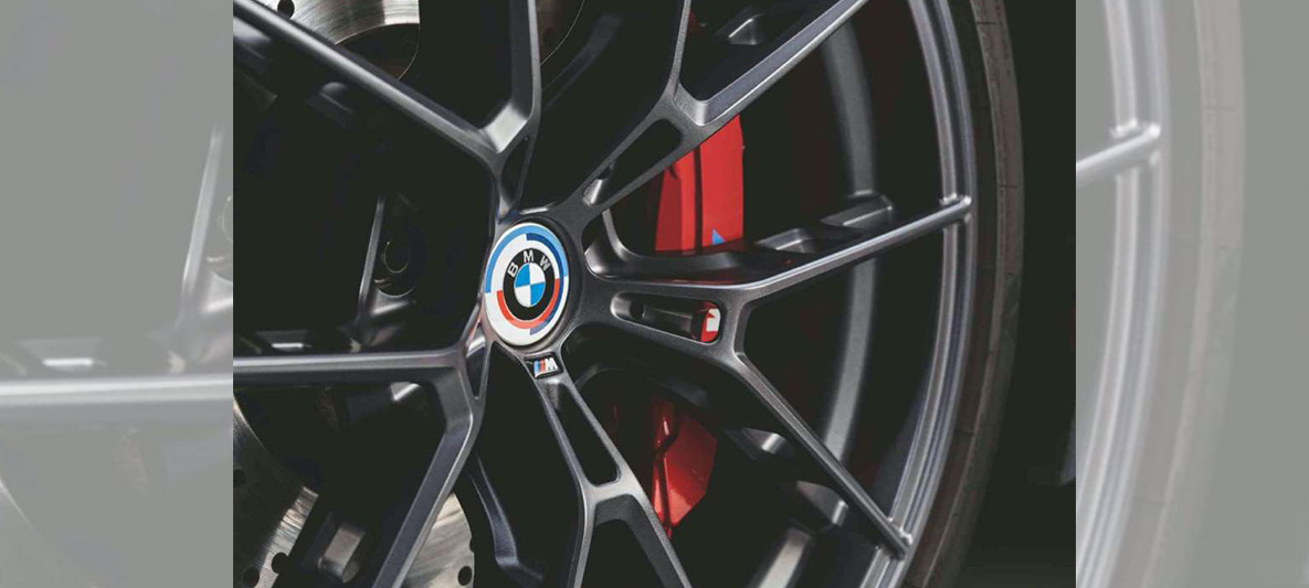 「50周年底盤套裝組」正是將 BMW 3 系列推向更高境界的升級方案,此組合配置 M Performance 18 吋紅色煞車卡鉗組與 898M 輪胎鋁圈組,兼具視覺張力與性能實力 「50周年底盤套裝組」正是將 BMW 3 系列推向更高境界的升級方案,此組合配置 M Performance 18 吋紅色煞車卡鉗組與 898M 輪胎鋁圈組,兼具視覺張力與性能實力