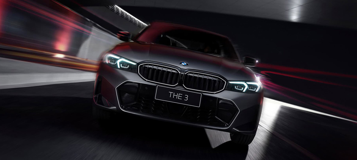 總代理汎德特別為 BMW 3 系列推出專屬外觀升級套件,「3 系列飾光水箱罩」則於車頭融入極具辨識度的光影輪廓,夜幕降臨時化身車流中最矚目的焦點,映照出 3 系列兼具豪華與運動的雙重氣質 總代理汎德特別為 BMW 3 系列推出專屬外觀升級套件,「3 系列飾光水箱罩」則於車頭融入極具辨識度的光影輪廓,夜幕降臨時化身車流中最矚目的焦點,映照出 3 系列兼具豪華與運動的雙重氣質