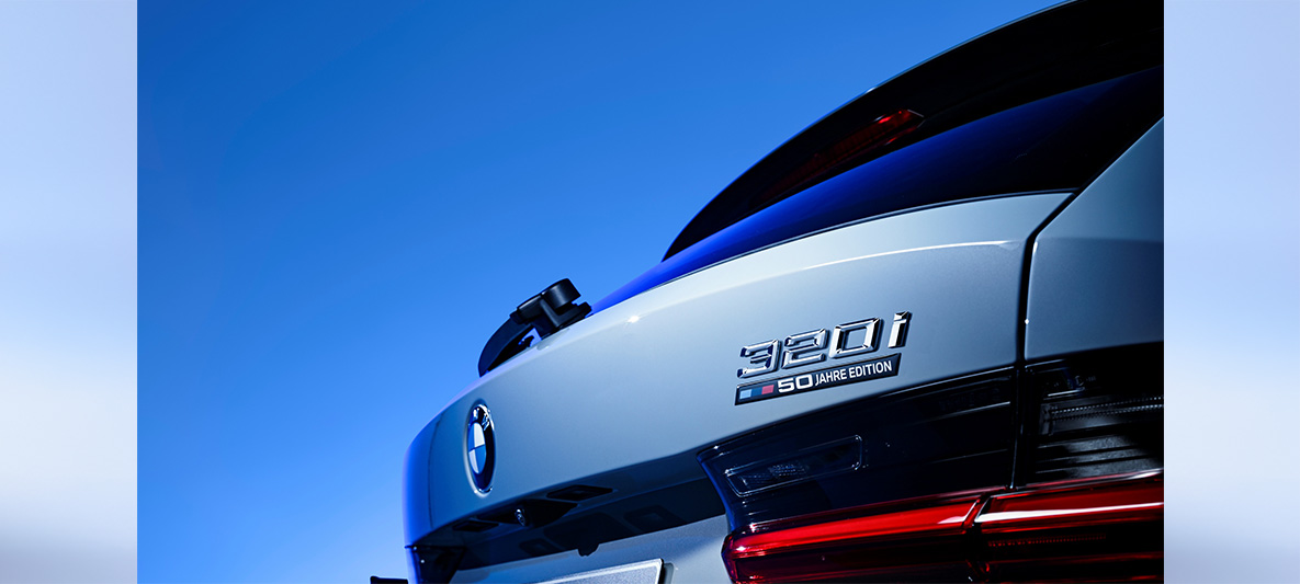 全新BMW 320i Touring 50 Jahre限量版車尾採用3D立體L型尾燈與動感折線造型，並鑲嵌50 Jahre專屬銘牌