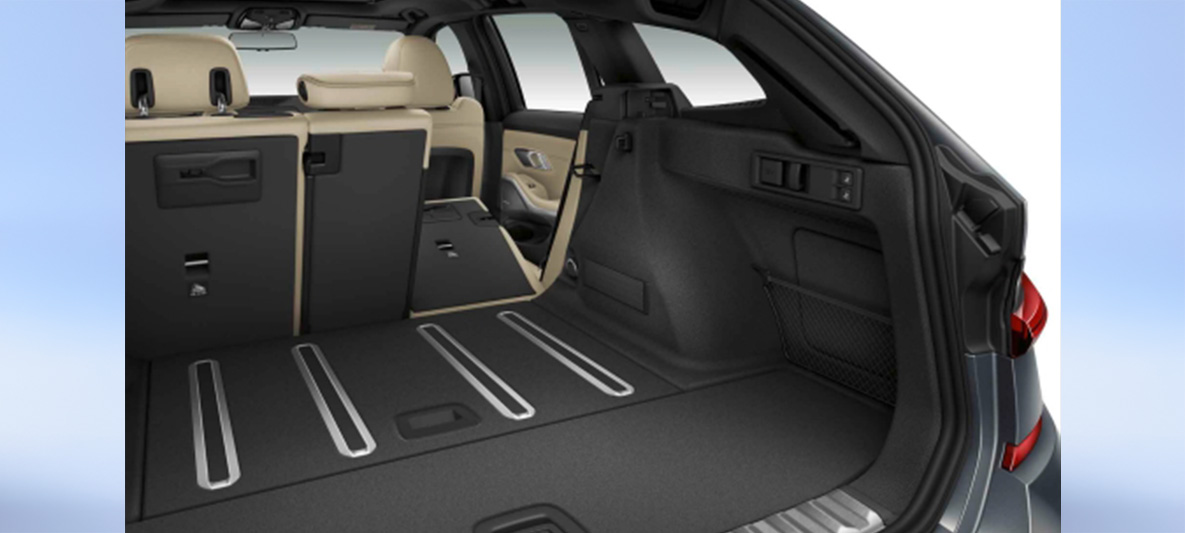 BMW 320i Touring 50 Jahre限量版扎根於3系列的動感基因，不僅以獨特設計喚醒經典記憶，更以靈活機能賦予現代生活無限可能