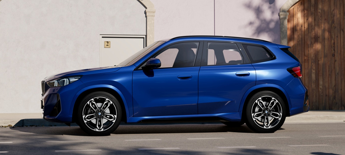 車側線條勾勒出鮮明肌理，搭配車身同色輪拱進一步降低視覺重心