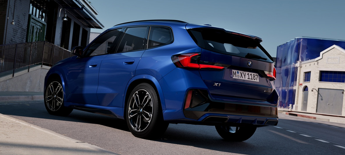 全新年式BMW X1 M Sport車尾則延續X家族厚實有力的設計語彙，L型3D立體尾燈結合運動化擾流尾翼與性能化的下擾流造型