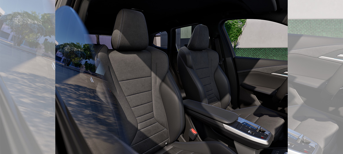 配備M駕駛座踏板組、雙前座跑車座椅、M淺色鋁質菱格紋飾板與黑色車內頂篷