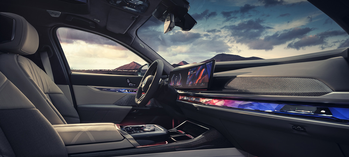 全新年式BMW 735i M Edition與BMW 740i M Edition升級頂級水晶內裝套件、M碳纖維飾板與M多功能真皮方向盤彰顯獨特與格調