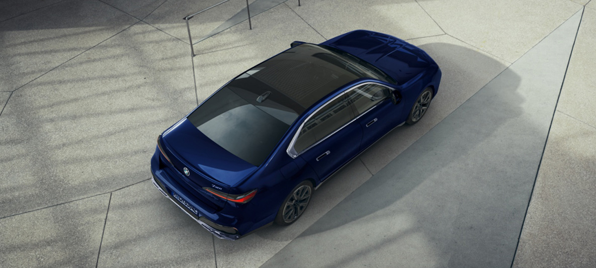 全新年式BMW 735i M Edition與BMW 740i M Edition升級配備進階自動倒車輔助系統、手機遙控停車功能與記憶路徑停車輔助系統