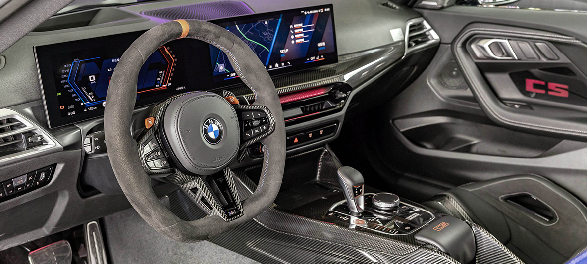 駕駛導向的懸浮式曲面螢幕結合BMW Operating System 8.5與M專屬操作介面，提供更直覺流暢、且高度專注於操駕需求的數位體驗