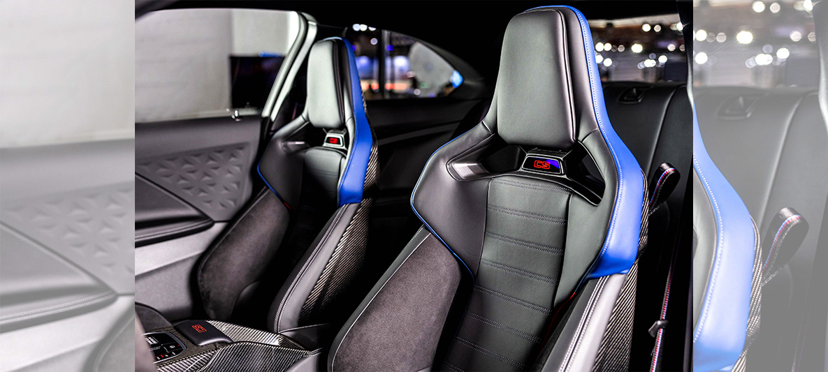 全新BMW M2 CS標準配備雙前座M碳纖維賽車桶型座椅，結合Merino真皮內裝與CS發光字樣，不僅提供優異的包覆性與穩定支撐，同時兼顧加熱與電動調整等實用機能，讓性能與舒適取得理想平衡