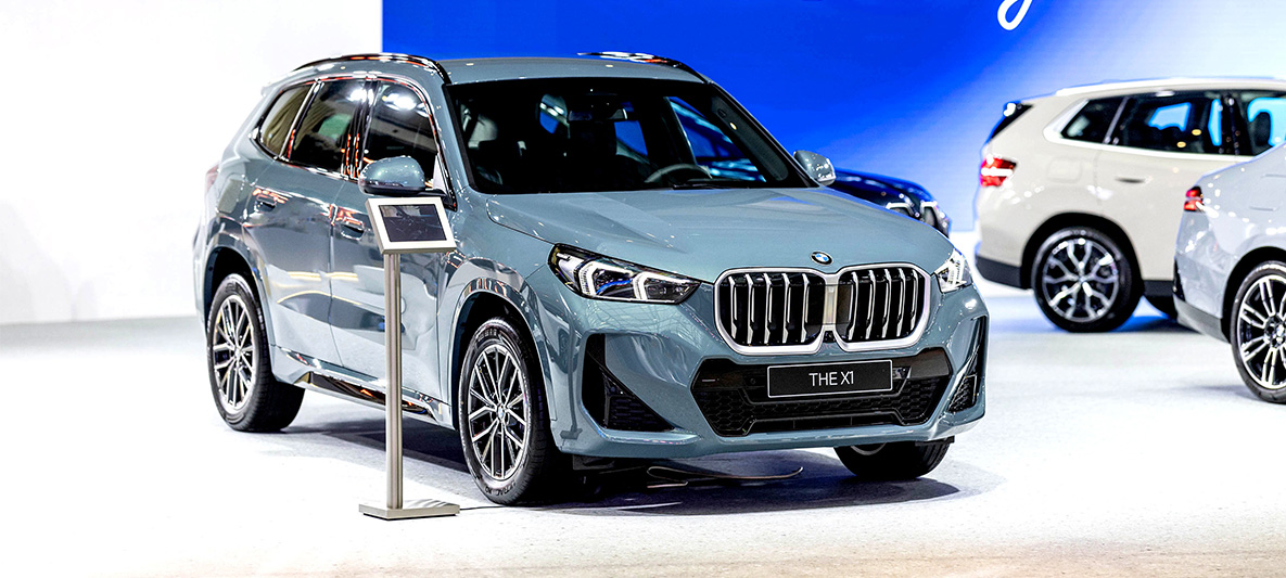 全新上市的BMW X1 M Sport於座艙科技與駕馭氛圍全面升級，車室內導入M駕駛踏板組與雙前座跑車座椅，營造更具張力的駕馭感受