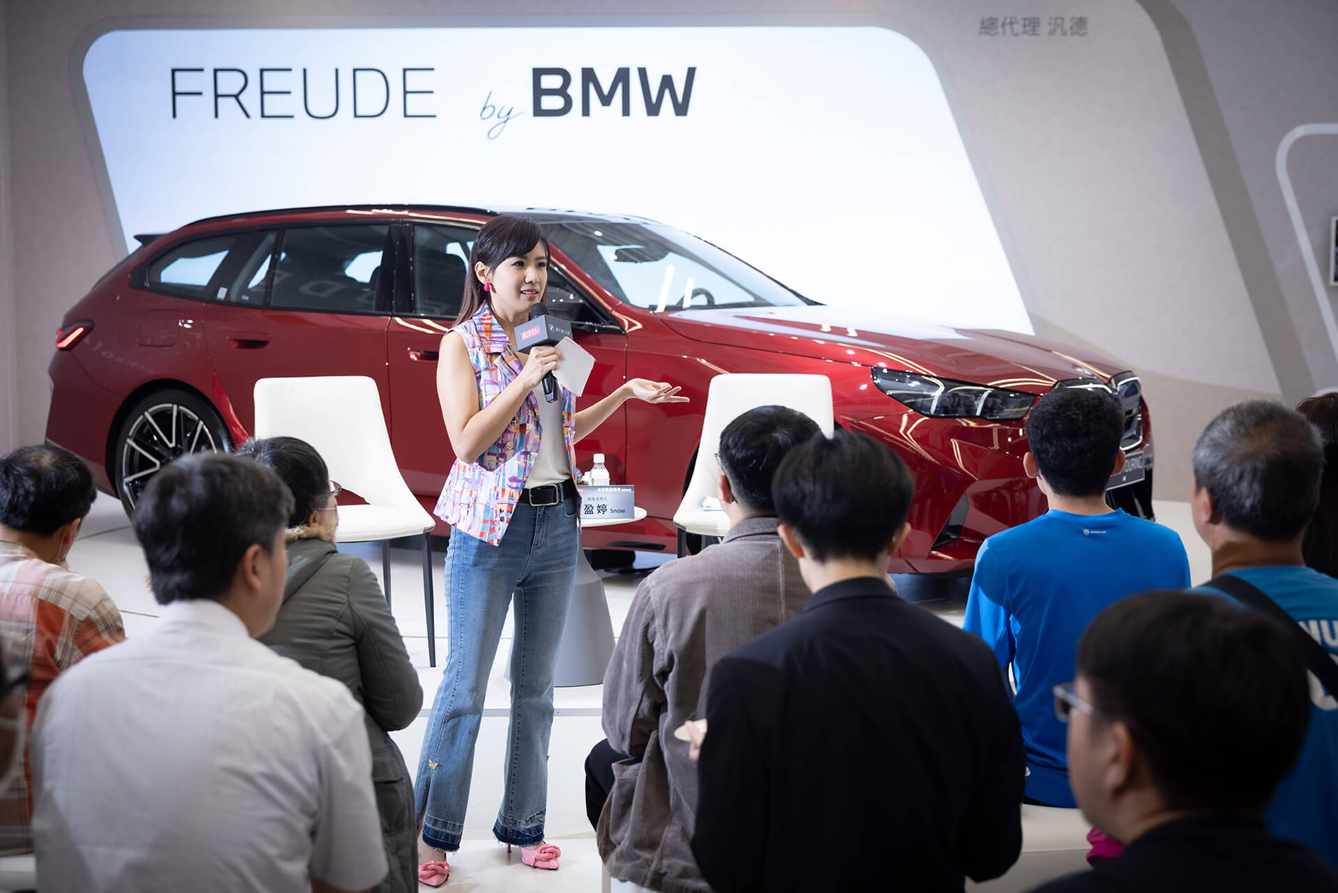 圖說:沙龍現場,與會民眾聚集一堂,探索 BMW 如何以科技創新重塑未來駕駛體驗 圖說:沙龍現場,與會民眾聚集一堂,探索 BMW 如何以科技創新重塑未來駕駛體驗