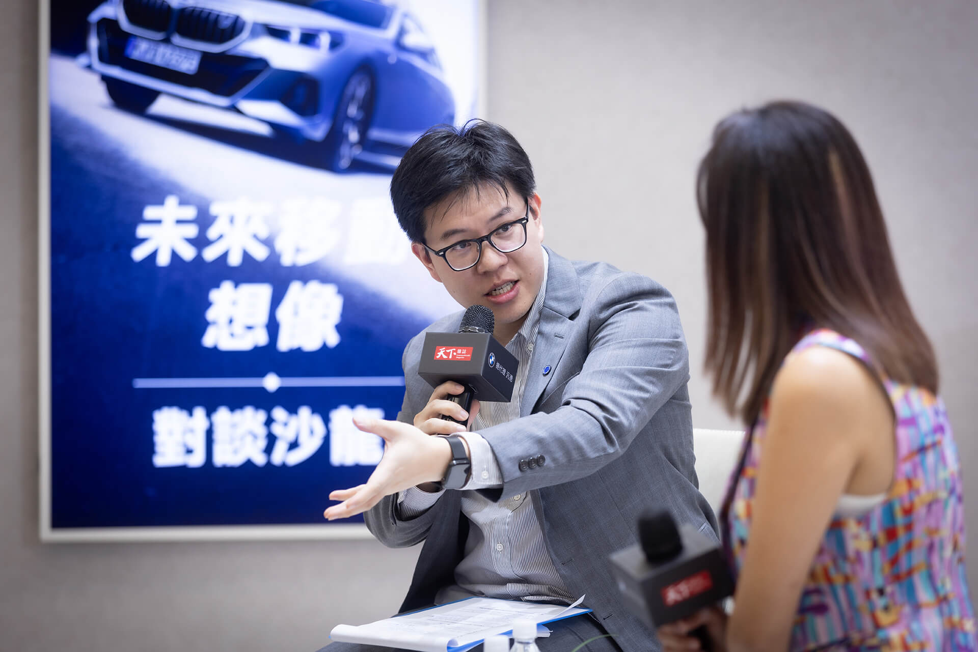 圖說:主持人抹布分享智慧車的未來想像,強調科技應該簡化駕駛體驗,減少決策壓力,讓移動更輕鬆自在 圖說:主持人抹布分享智慧車的未來想像,強調科技應該簡化駕駛體驗,減少決策壓力,讓移動更輕鬆自在