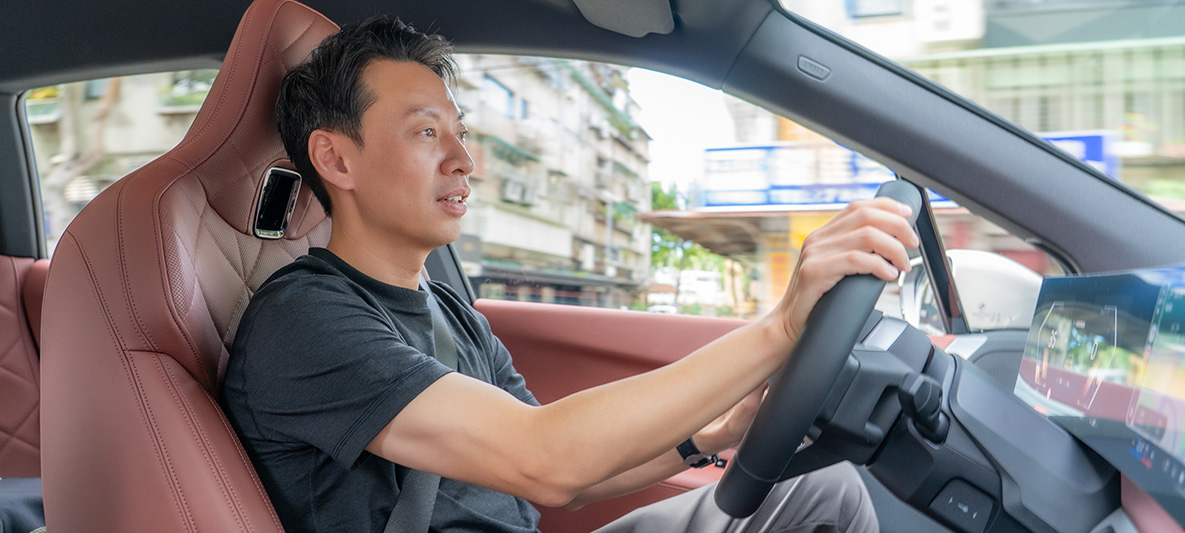 身為BMW燃油車款的車主,在iX體驗到了過往品牌為人肯定的駕馭樂趣,更就此顛覆了對於休旅車操控不佳的既定印象 身為BMW燃油車款的車主,在iX體驗到了過往品牌為人肯定的駕馭樂趣,更就此顛覆了對於休旅車操控不佳的既定印象