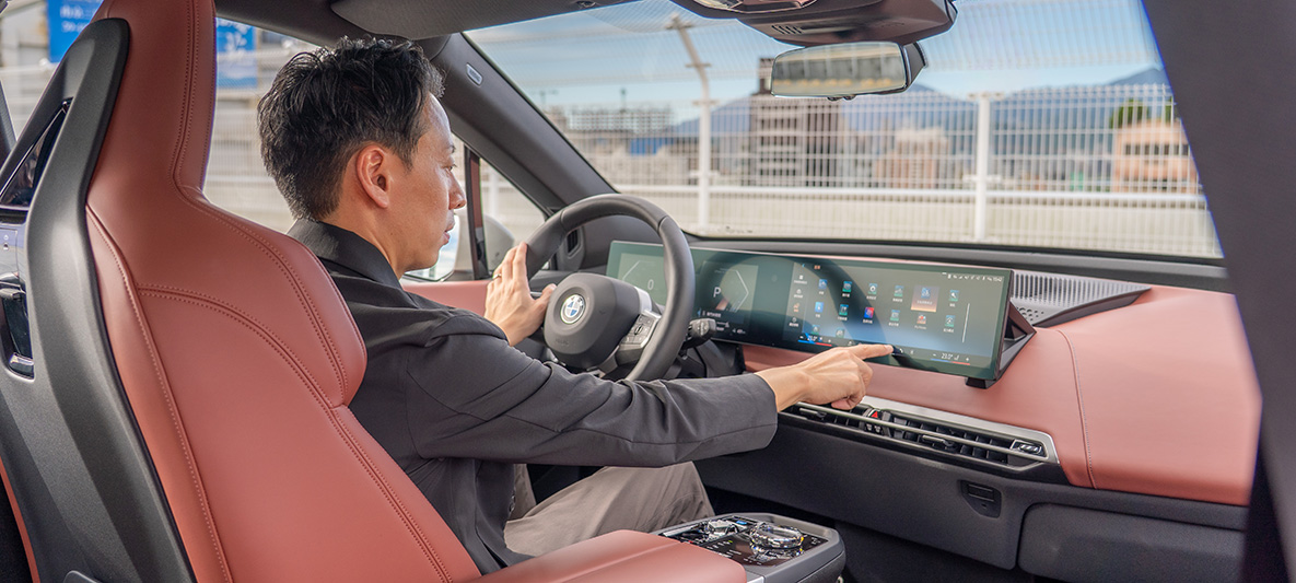 面對首次體驗操作的懸浮式曲面螢幕與BMW Operating System 8.5多媒體與通訊系統,陳鼎文立刻快速上手,清晰感受到BMW智慧賦能的實力與前瞻視野 面對首次體驗操作的懸浮式曲面螢幕與BMW Operating System 8.5多媒體與通訊系統,陳鼎文立刻快速上手,清晰感受到BMW智慧賦能的實力與前瞻視野