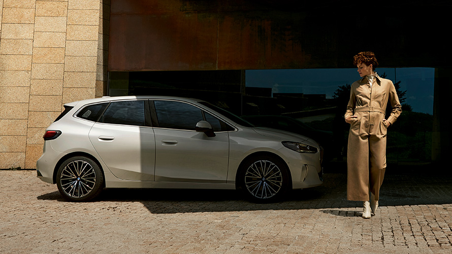 U06 BMW 2系列Active Tourer Mineral White metallic駐車車側，與女性人物