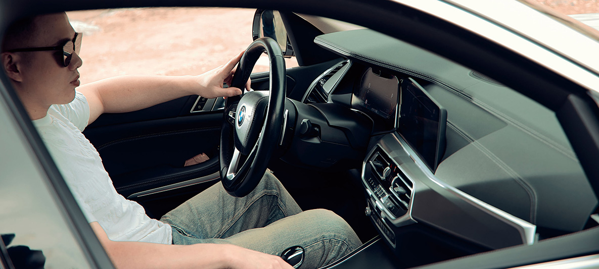 BMW車系「以駕駛者為核心」的座艙設計，讓Owen一試就愛上