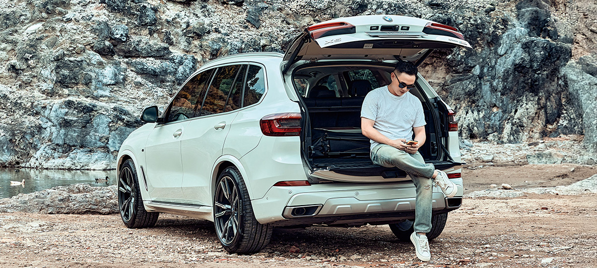 BMW X5的行李箱空間最高可達1,870公升，可輕鬆收納高爾夫球具、工具箱等大型物品，上下對開電動尾門更方便上下貨物