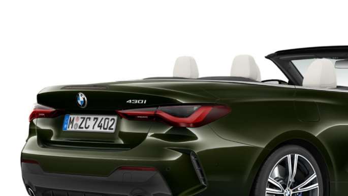 Sanremo Green銀粉漆車色的BMW 4系列敞篷跑車 M Sport車型的車尾 G23